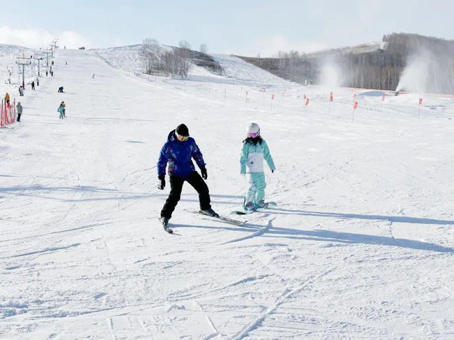 快来“最北雪道”——呼伦贝尔牙克石凤凰山滑雪场超炫滑雪吧！(图1)