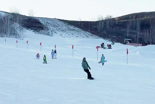快来“最北雪道”——呼伦贝尔牙克石凤凰山滑雪场超炫滑雪吧！(图2)