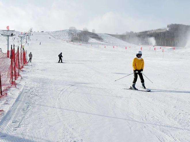 快来“最北雪道”——呼伦贝尔牙克石凤凰山滑雪场超炫滑雪吧！(图3)