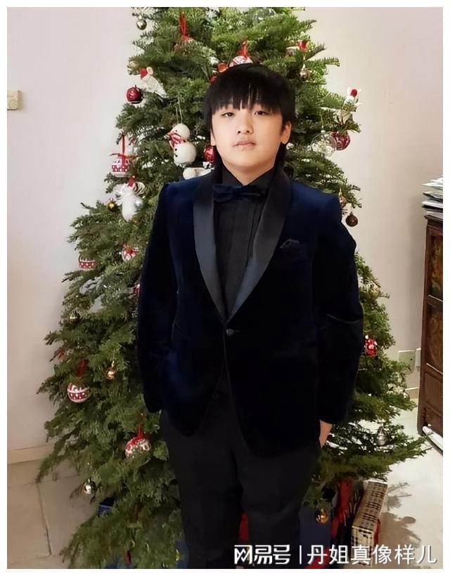 吴镇宇一身反骨的儿子吴费曼频上热搜的背后是沉重的父爱(图1)