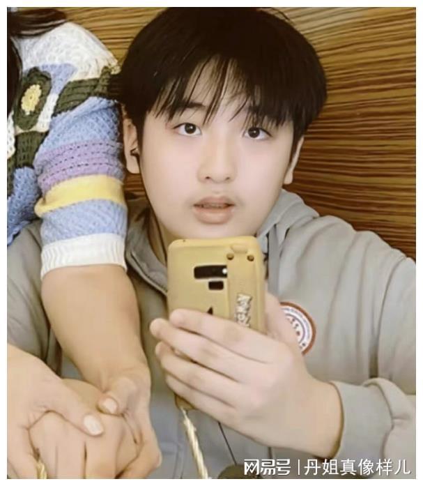 吴镇宇一身反骨的儿子吴费曼频上热搜的背后是沉重的父爱(图8)
