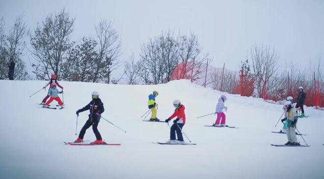 纳美山谷滑雪场开板了！打造滑雪+教学+戏雪的冰雪一站式体验地(图1)