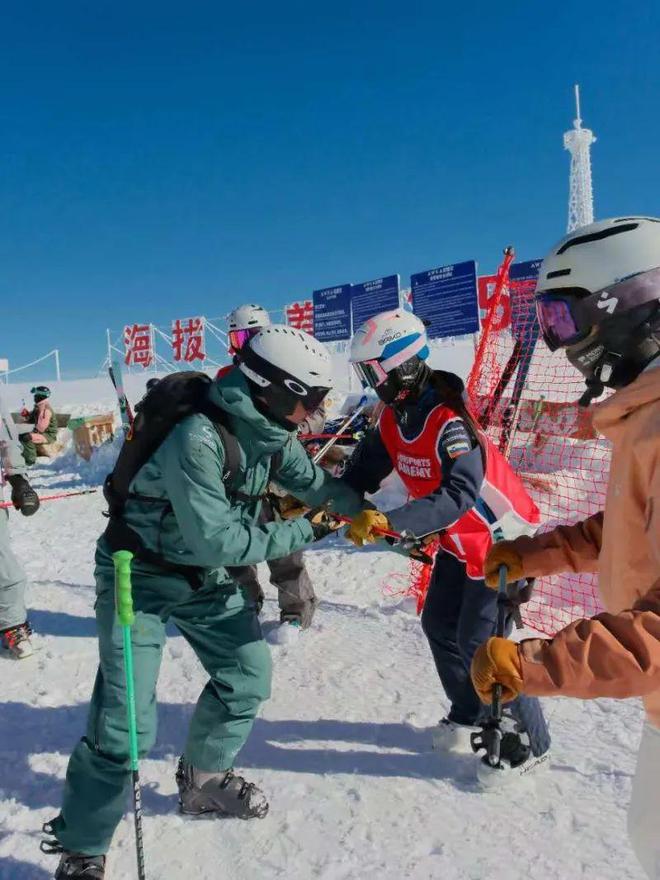 在新疆可可托海跟着奥地利教练学滑雪(图1)