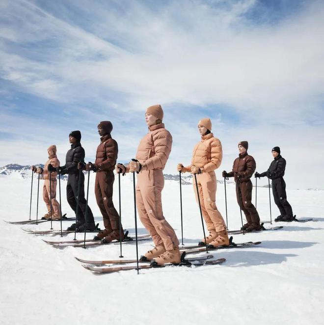 金·卡戴珊亲自设计滑雪服这么厚的裤子都要凸显臀部真绝了！(图2)