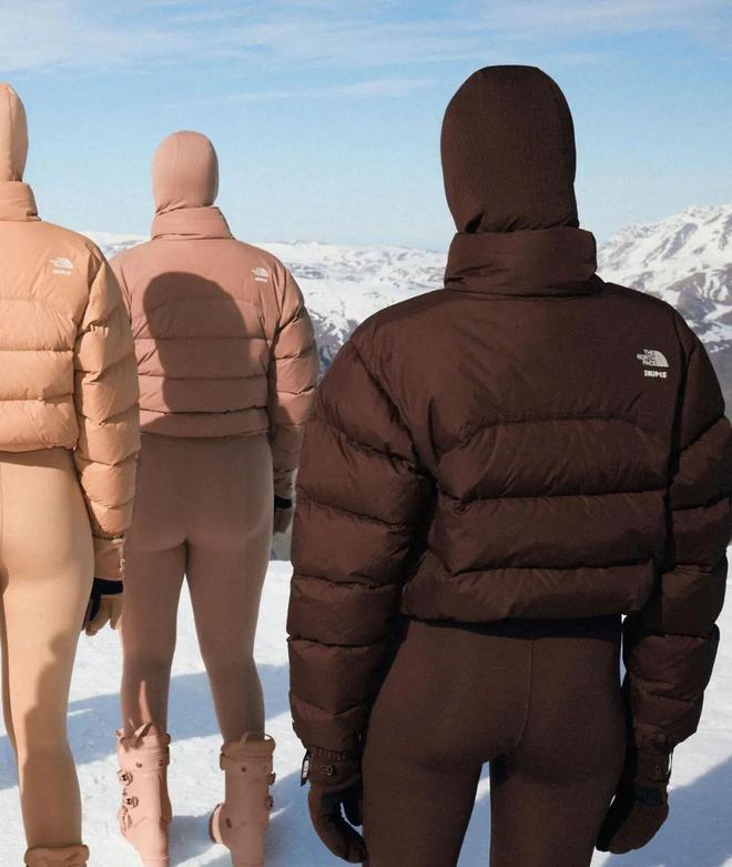 金·卡戴珊亲自设计滑雪服这么厚的裤子都要凸显臀部真绝了！(图1)