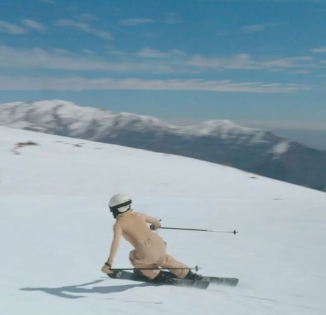 金·卡戴珊亲自设计滑雪服这么厚的裤子都要凸显臀部真绝了！(图3)