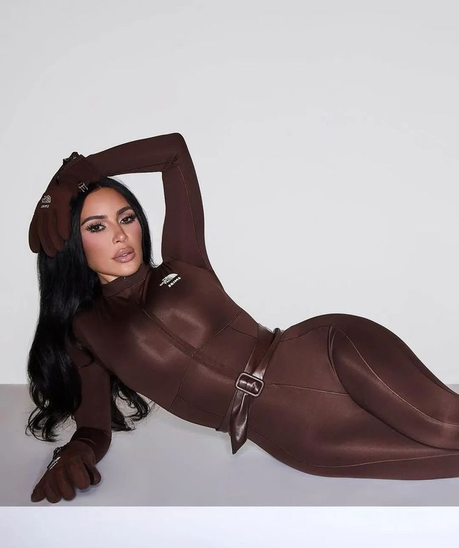 金·卡戴珊亲自设计滑雪服这么厚的裤子都要凸显臀部真绝了！(图4)