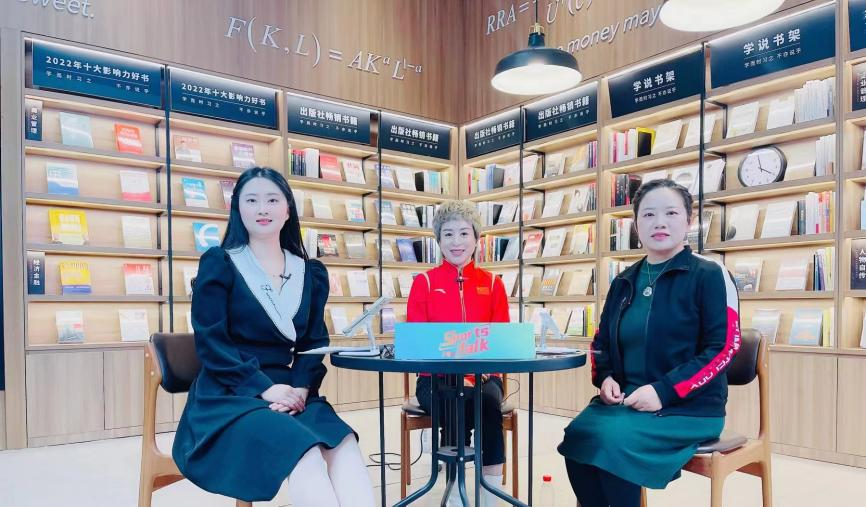 冰雪运动精神怎样薪火相传？中国首位滑完美体育网站雪世界冠军郭丹丹做客新网银行直播间(图2)