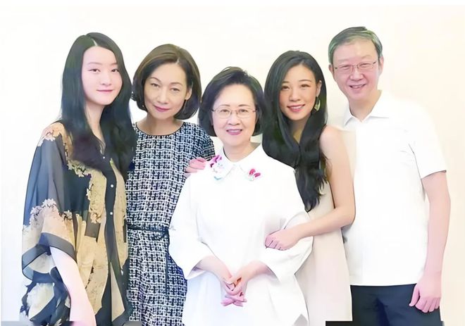 琼瑶平鑫涛墓地相隔两公里！对方离完美体育网站世后琼瑶连他名字都不想听到(图5)
