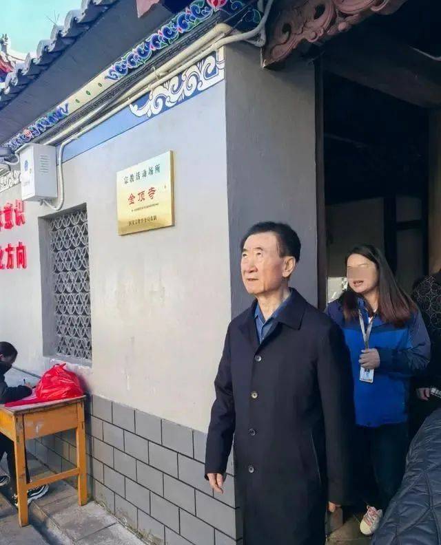 70岁王健林金顶寺拜佛被偶遇近照干瘦苍老太多被偷拍眼神警惕(图2)
