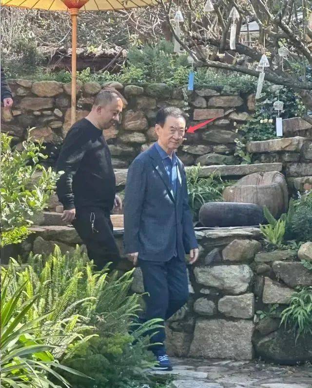 70岁王健林金顶寺拜佛被偶遇近照干瘦苍老太多被偷拍眼神警惕(图1)
