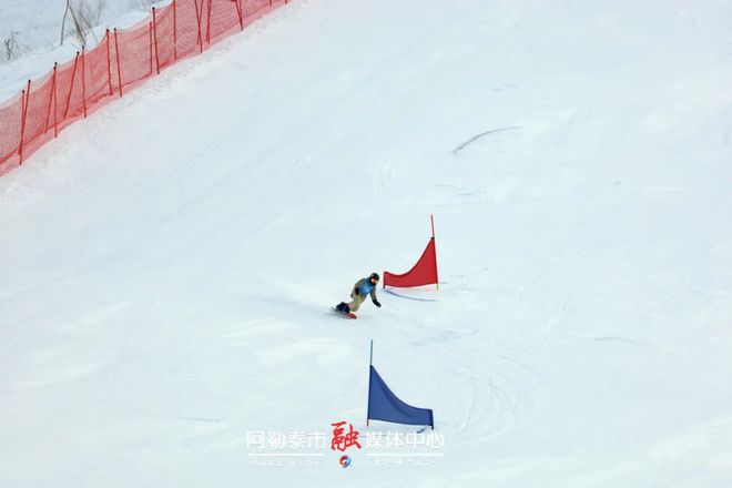 完美体育网站第二届环阿尔泰山冬季运动会高山滑雪男子、女子单板平行大回转项目开赛(图2)