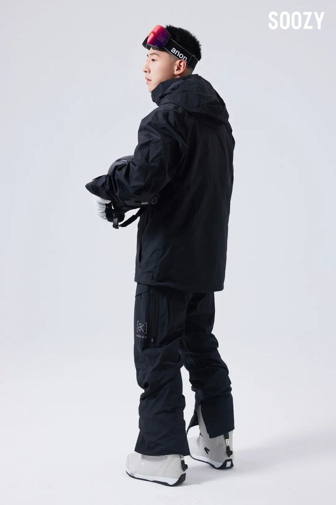 滑大雪穿大牌！6款男士单板滑雪服推荐(图2)