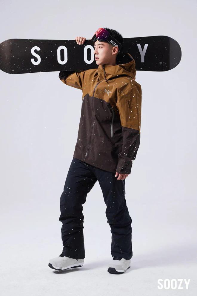 滑大雪穿大牌！6款男士单板滑雪服推荐(图13)