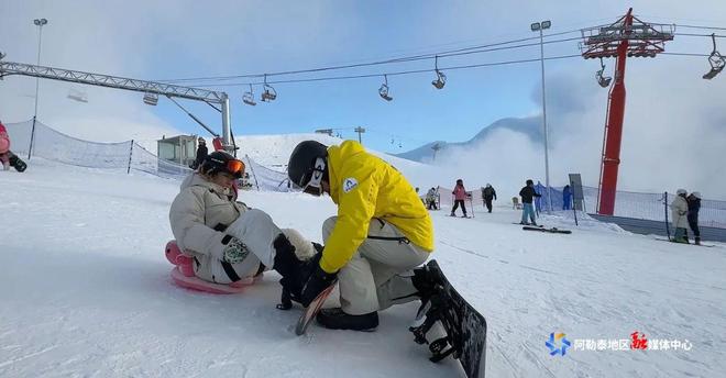 新疆阿勒泰返乡大学生解锁滑雪教练新身份(图2)