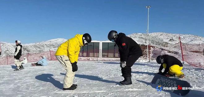 新疆阿勒泰返乡大学生解锁滑雪教练新身份(图3)