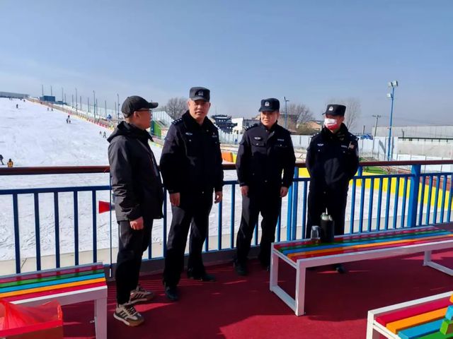 完美体育白鹿原上“东道主”滑雪场里“守护者”(图2)