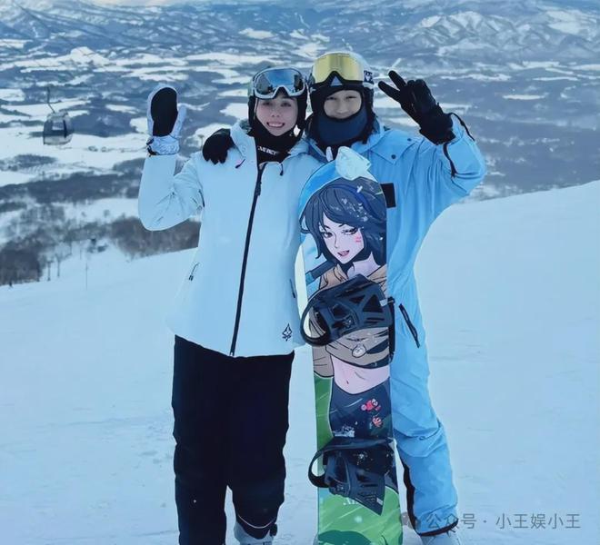 完美体育网站何猷君带着妹妹外出滑雪明白他会成女儿奴(图1)