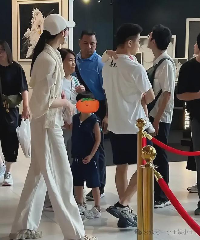 完美体育网站何猷君带着妹妹外出滑雪明白他会成女儿奴(图5)
