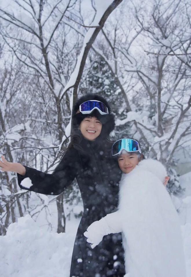 46岁章子怡庆生晒带娃滑雪照穿黑色滑雪服高级洋气关键显年轻完美体育网站(图1)