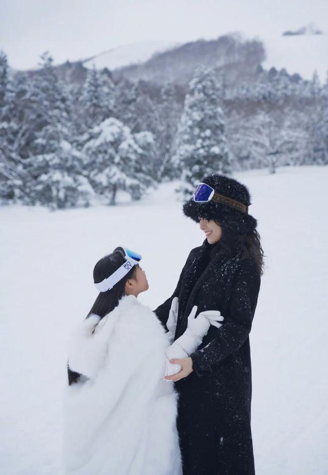 46岁章子怡庆生晒带娃滑雪照穿黑色滑雪服高级洋气关键显年轻完美体育网站(图5)