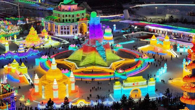 夜赏冰灯光影奇景感受长春迷人幻境(图2)