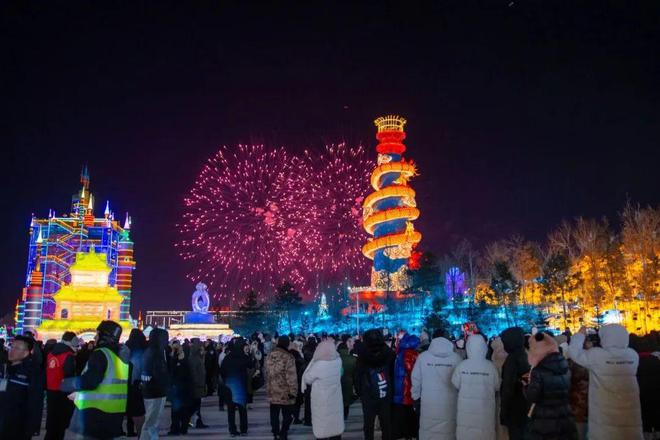 夜赏冰灯光影奇景感受长春迷人幻境(图1)