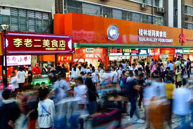 夜赏冰灯光影奇景感受长春迷人幻境(图4)