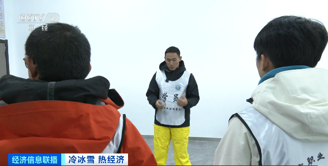 冰雪教练成香饽饽！海南冲浪教练打算冬天在新疆教滑雪(图1)