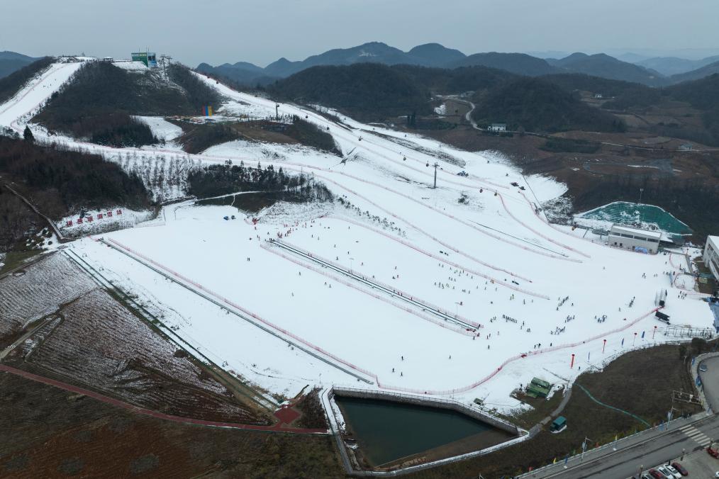 南国热雪——“鄂完美体育网站西屋脊”拥抱冰雪热(图2)