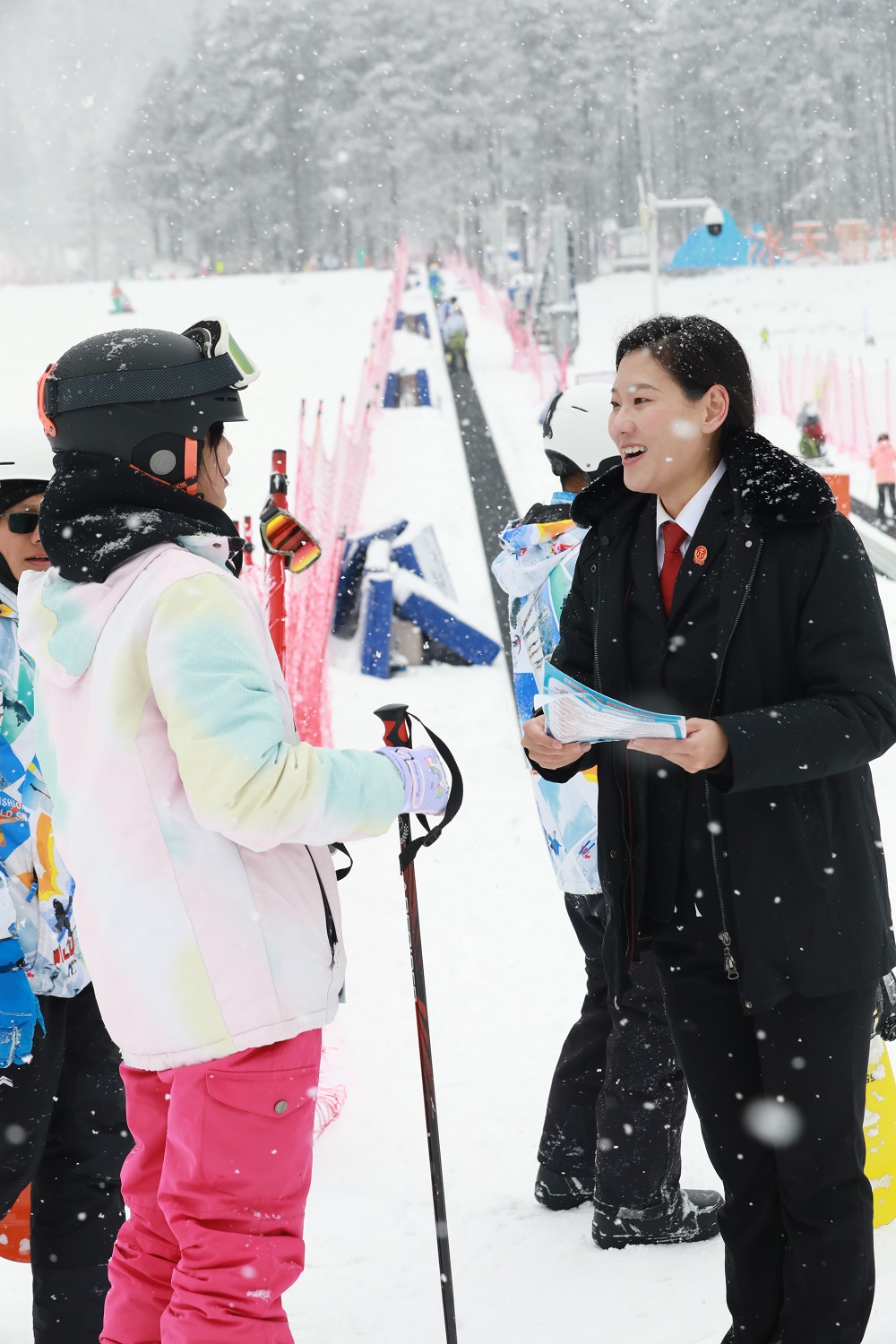 “冷冰雪”遇上“热普法”这群法官把滑雪场变成“普法场”(图2)
