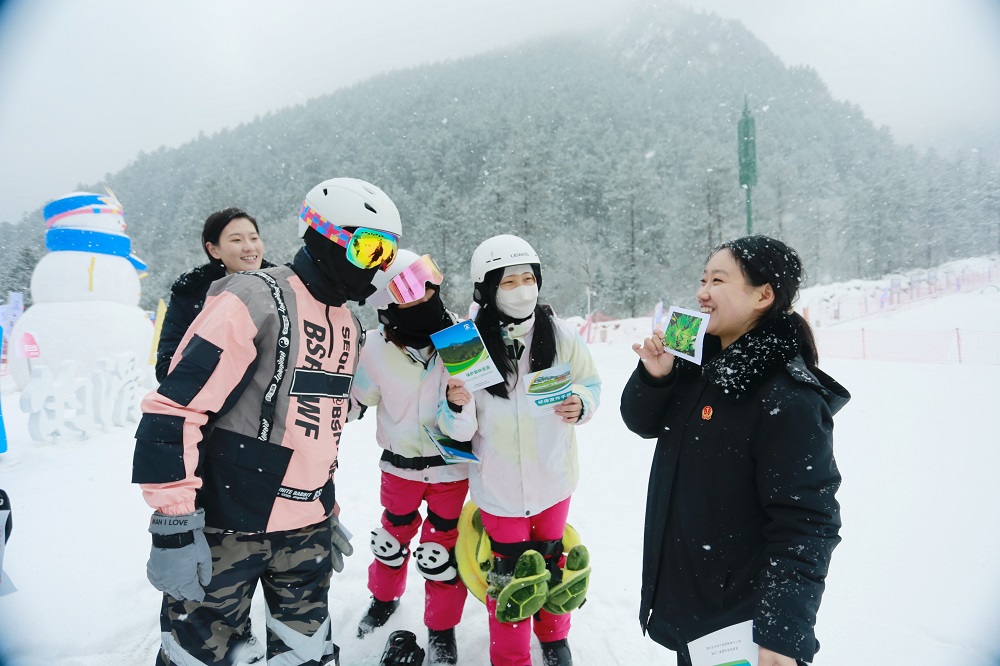 “冷冰雪”遇上“热普法”这群法官把滑雪场变成“普法场”(图4)
