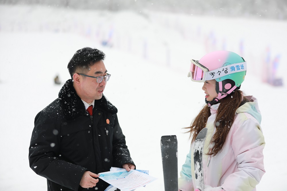 “冷冰雪”遇上“热普法”这群法官把滑雪场变成“普法场”(图3)