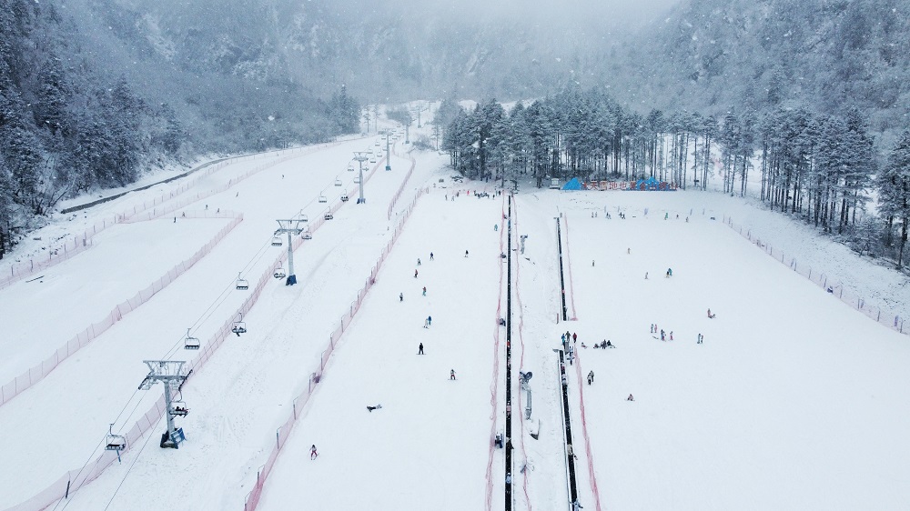 “冷冰雪”遇上“热普法”这群法官把滑雪场变成“普法场”(图1)