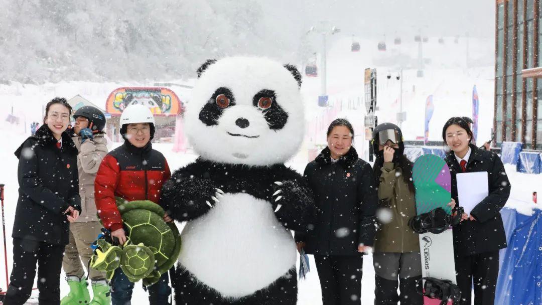 “冷冰雪”遇上“热普法”这群法官把滑雪场变成“普法场”(图6)