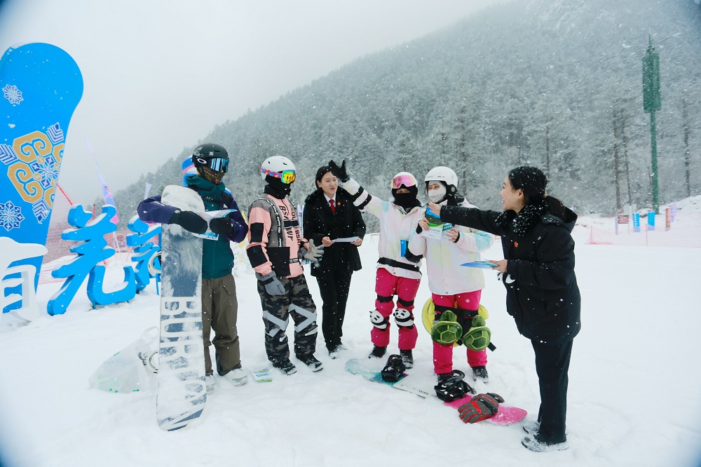 “冷冰雪”遇上“热普法”这群法官把滑雪场变成“普法场”(图5)