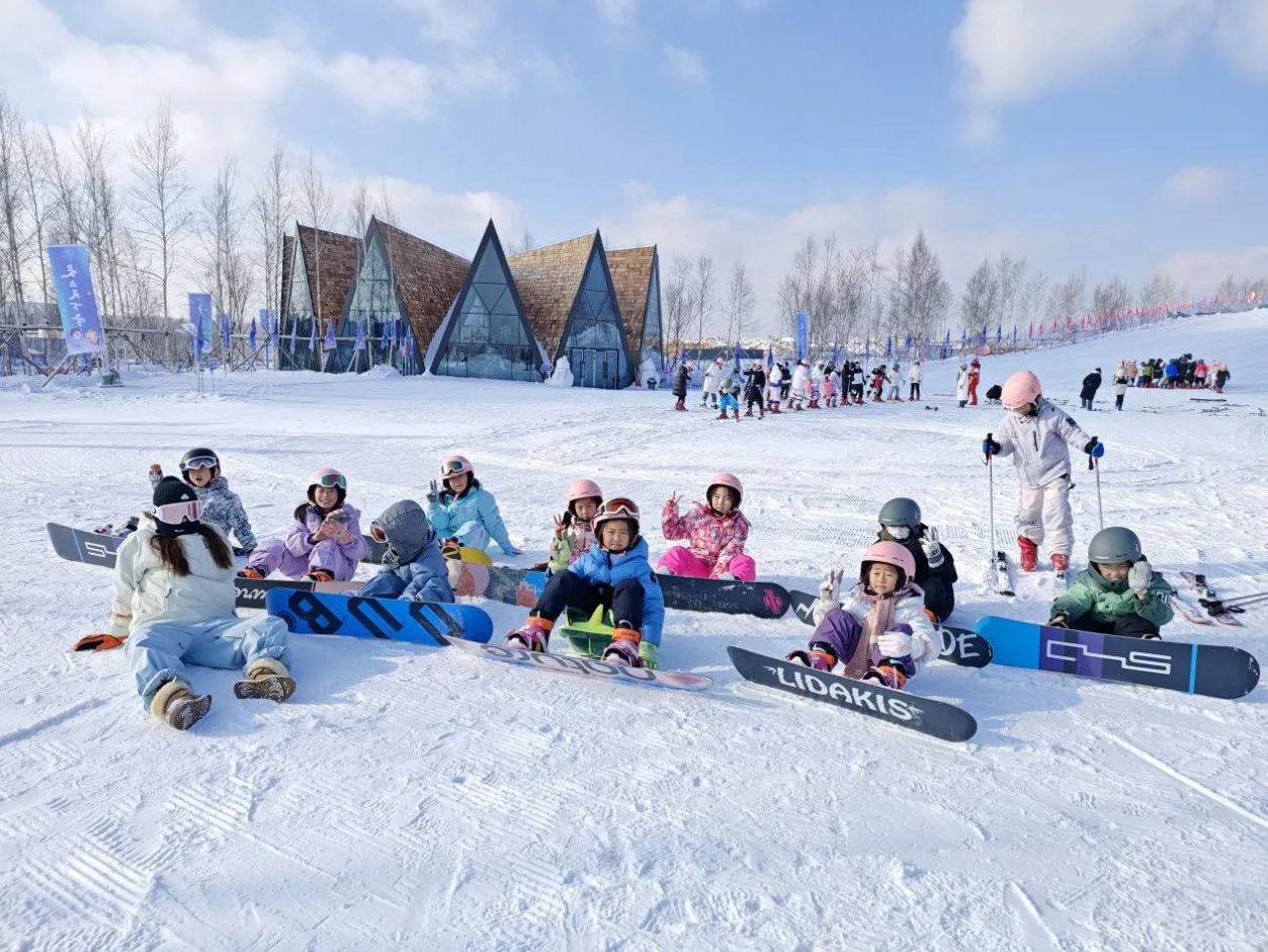 长白山中小学生组团上冰雪享受踏冰逐雪的欢乐时光(图1)