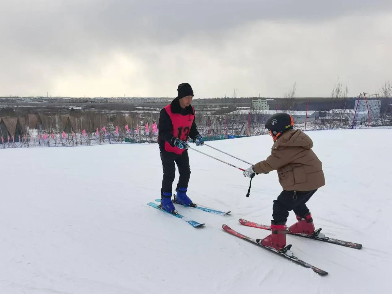 长白山中小学生组团上冰雪享受踏冰逐雪的欢乐时光(图2)