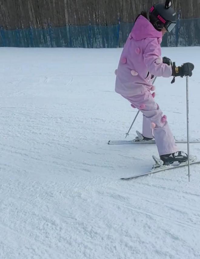 完美体育张馨予晒吉林滑雪！何捷亲自教学夫妻二人同框十分恩爱！(图2)
