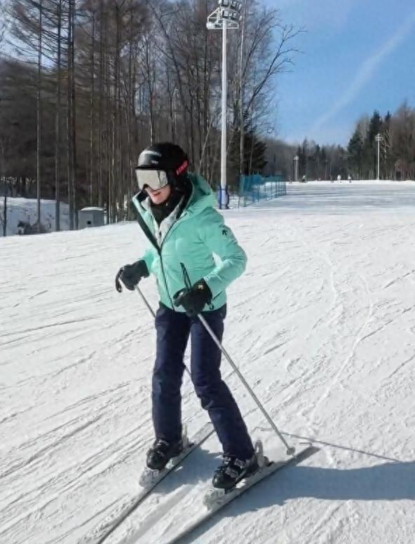 完美体育张馨予晒吉林滑雪！何捷亲自教学夫妻二人同框十分恩爱！(图1)