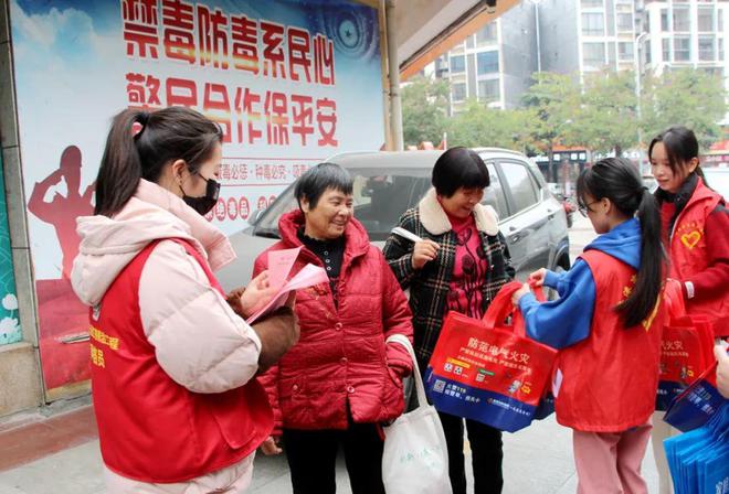 平安欢喜过年消防伴您身边贵港：“返家乡”大学生消防志愿服务在行动！完美体育(图2)