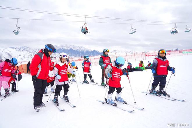 昌吉州成功举办“冬游天山别样暖”青少年滑完美体育网站雪体验冬令营(图2)