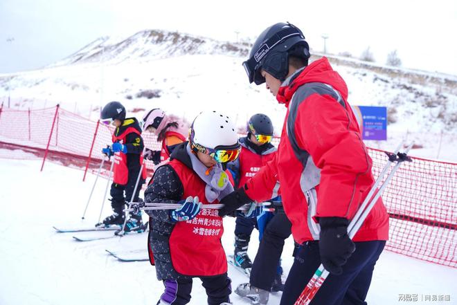 昌吉州成功举办“冬游天山别样暖”青少年滑完美体育网站雪体验冬令营(图3)