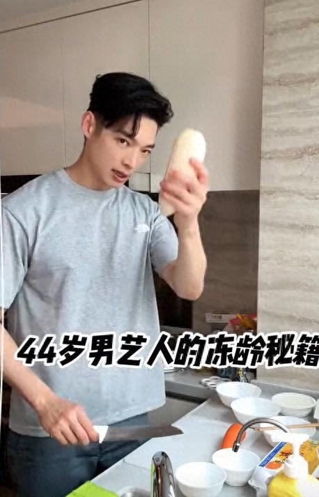 44岁辰亦儒在杭州租房妻子曾之乔怀完美体育孕8个月仍瘦吃的都是蒸菜(图1)