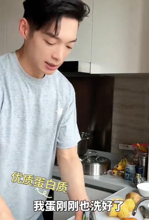 44岁辰亦儒在杭州租房妻子曾之乔怀完美体育孕8个月仍瘦吃的都是蒸菜(图2)
