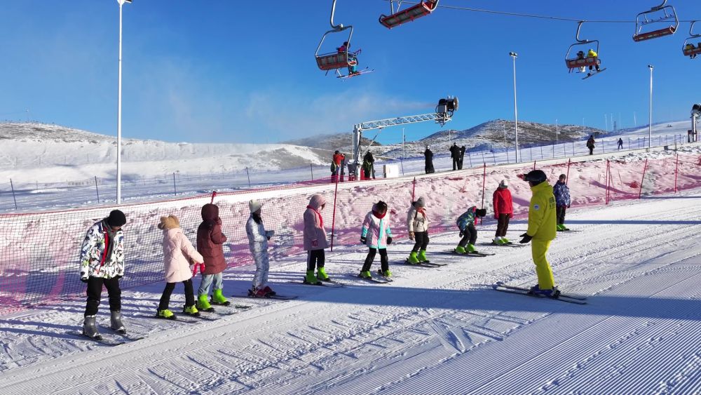 新春走基层在人类滑雪起源地上“最幸福的体育课”(图1)
