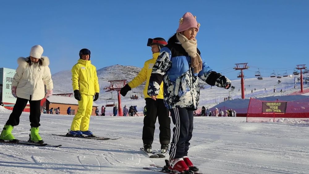 新春走基层在人类滑雪起源地上“最幸福的体育课”(图3)