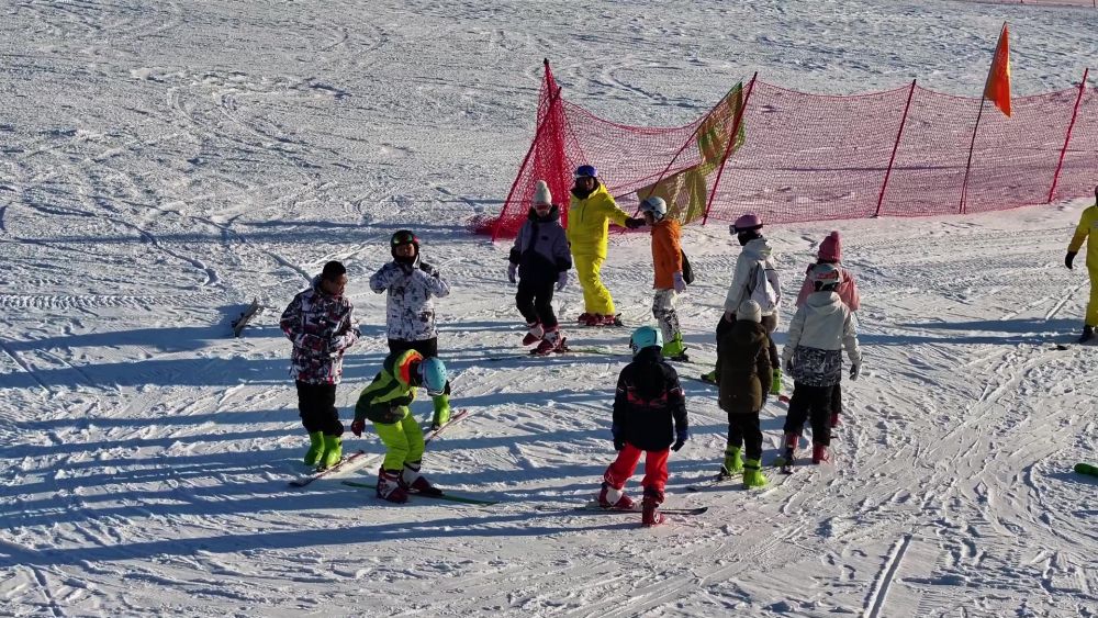 新春走基层在人类滑雪起源地上“最幸福的体育课”(图6)
