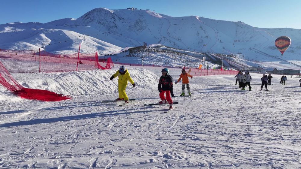 新春走基层在人类滑雪起源地上“最幸福的体育课”(图8)