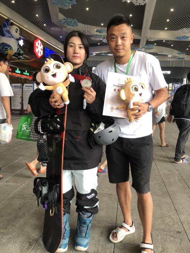 创四川冰雪运动历史！专访亚冬会冠军熊诗芮：从田径跨界到冰雪运动滑雪让我快乐(图1)